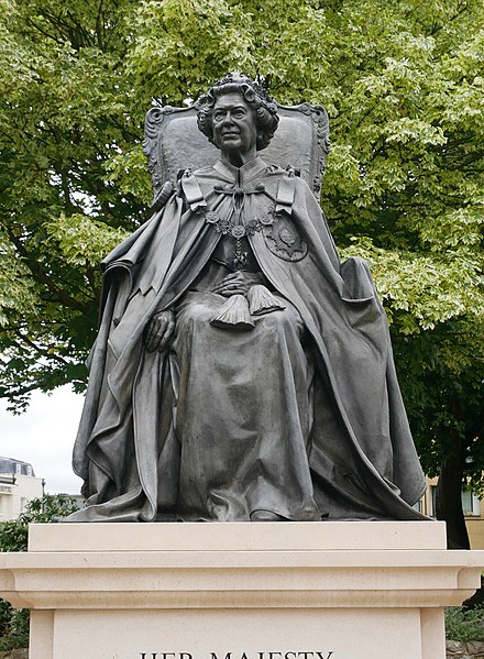 Statue Of elizabeth in Elizabeth Gardens, Gravesend, Kent,